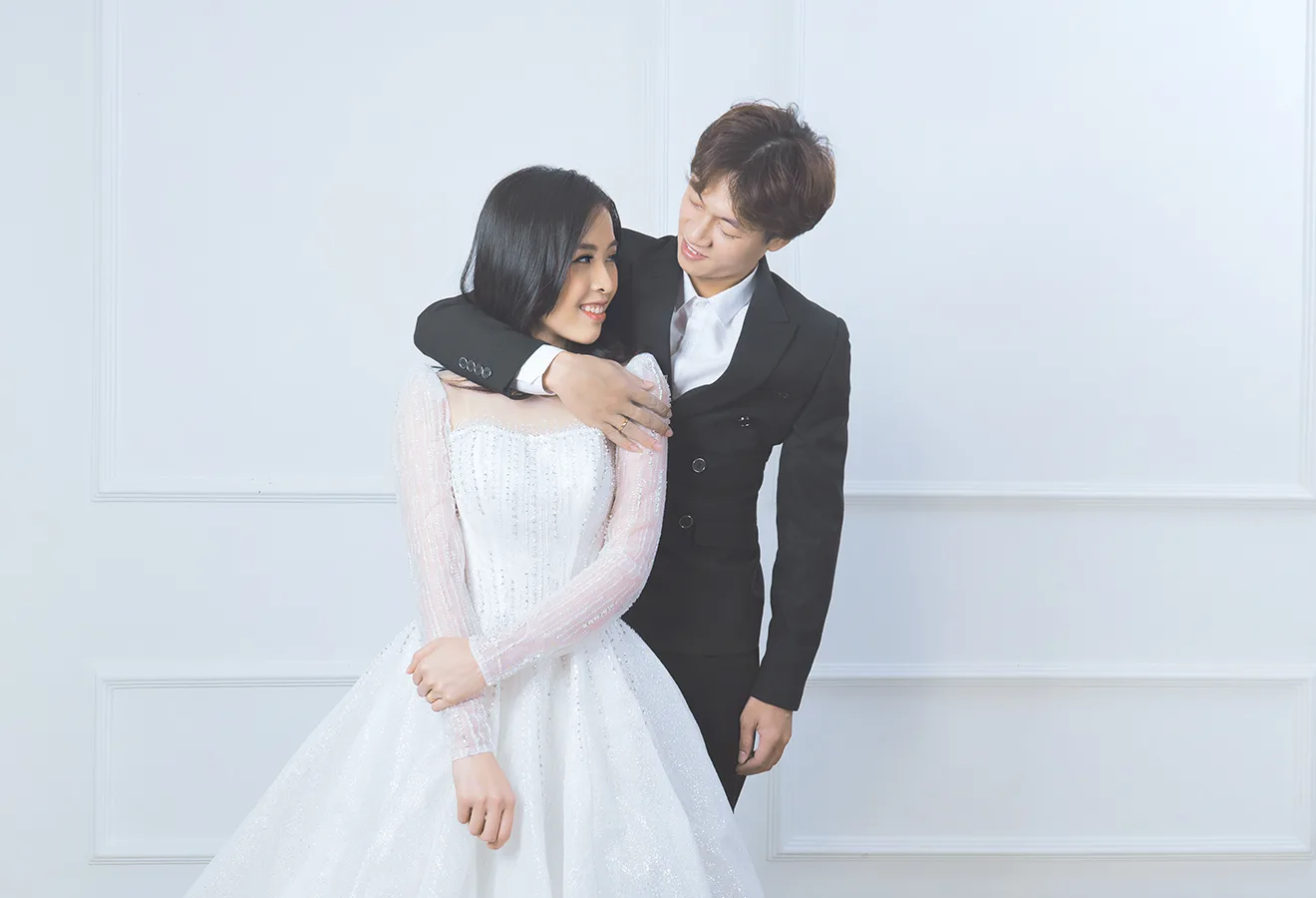 Chọn tone áo cưới trắng nhẹ nhàng cho hình cưới kiểu Hàn
