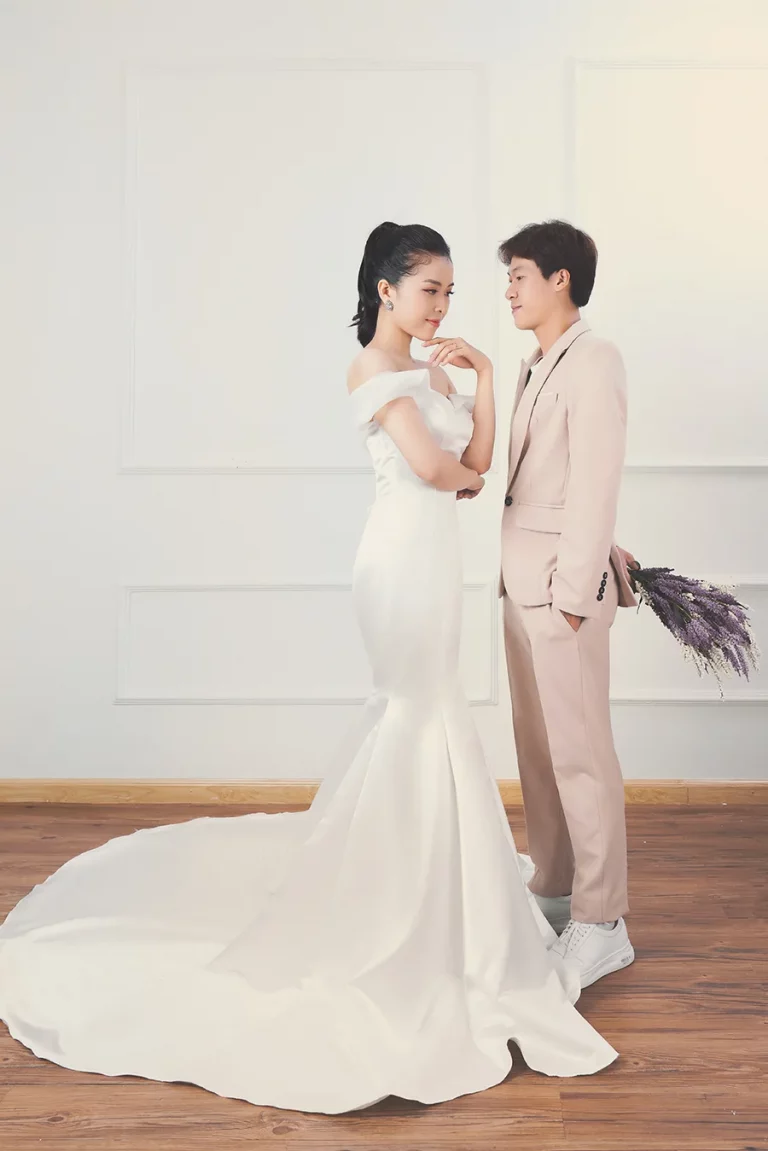 chụp ảnh cưới kiểu Korea bằng nền tường thân thiện