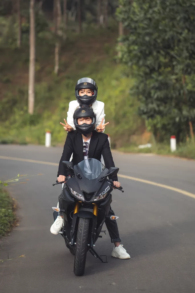 cử chỉ tự nhiên cùng moto